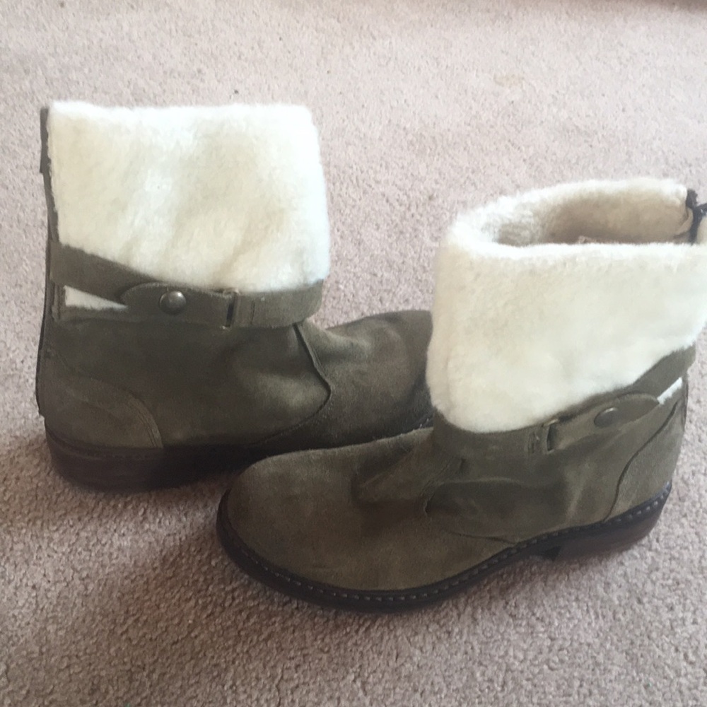 Cozy Olive Green Boots with Faux Fur Lining